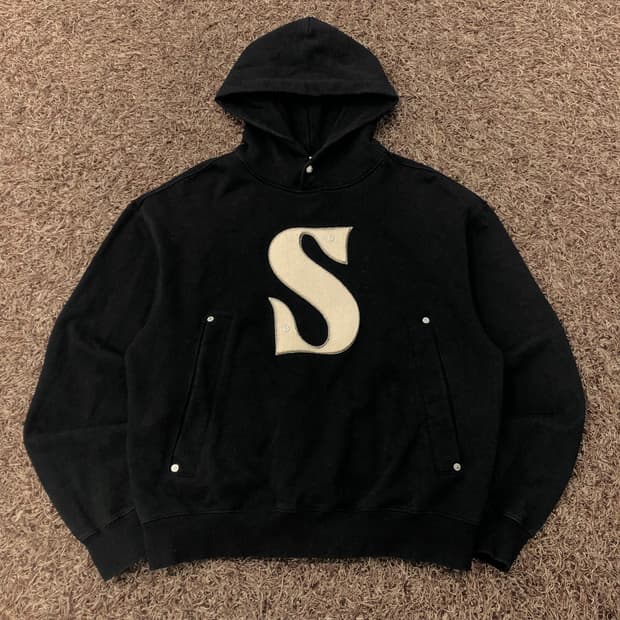 세터 리벳 아플리케 포켓 후드티