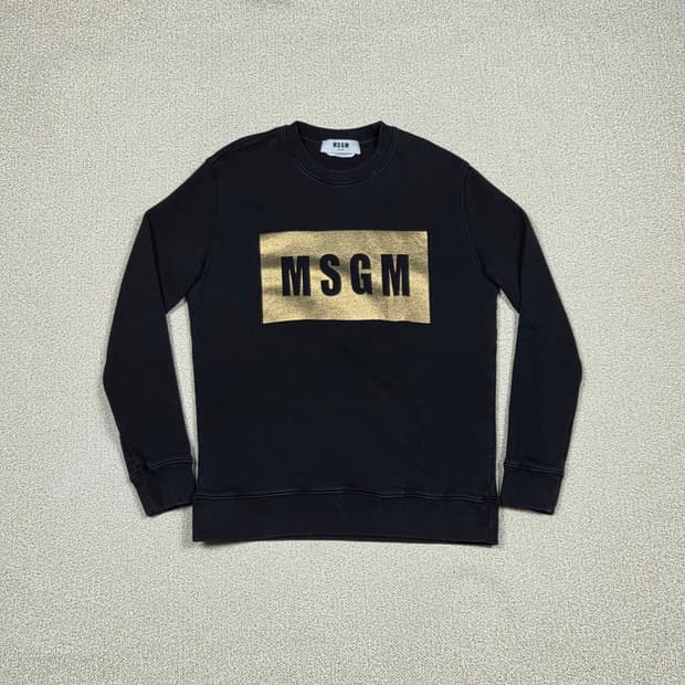 [MSGM] 골드 박스 로고 맨투맨 | A00482