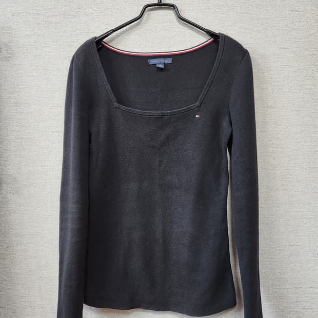타미힐피거 블랙 스퀘어넥 긴팔 니트탑