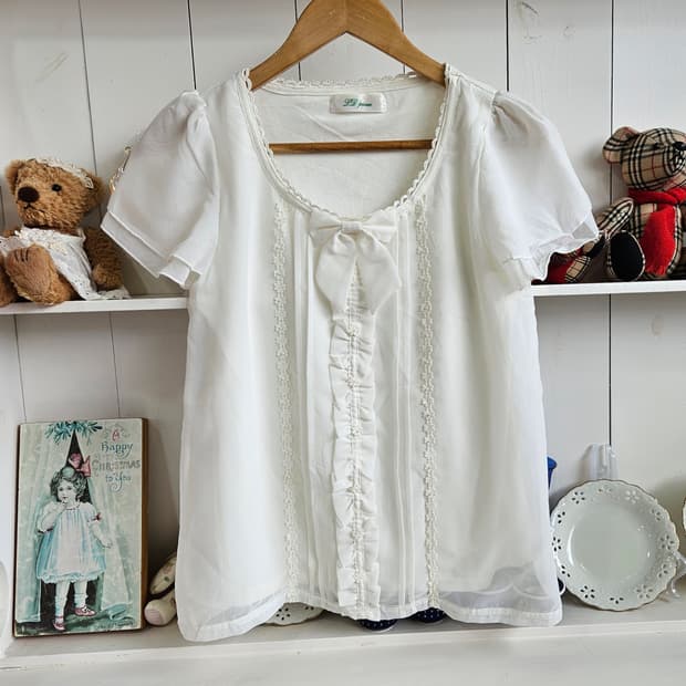 화이트 리본 프릴 블라우스