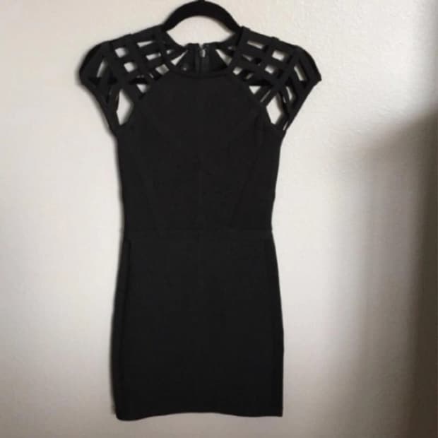 BMD 블랙미니드레스 바디콘 밴디지 케이지 드레스 수입 Bebe 스몰