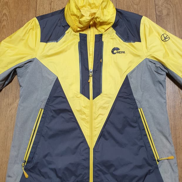 1126 네파 아웃도어 바람막이 95 사이즈입니다