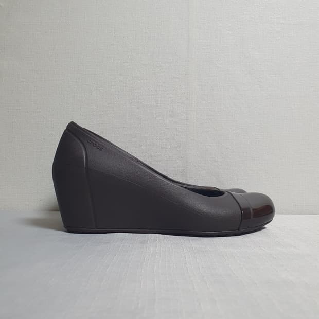 크록스 캡 토 웨지 슬립온 딥 브라운 250mm