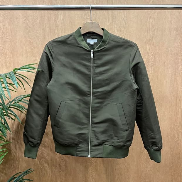 코스 봄버 자켓 항공 점퍼 리브 커프스 밑단 더블 포켓 디테일 카키