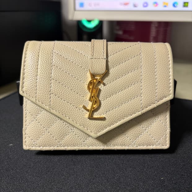 생로랑 엔벨로프 플랩 카드 케이스 믹스 마틀라세 그레인 드 뿌드르 엠보스