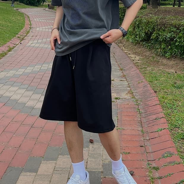 블랙 핀턱 버뮤다 반바지