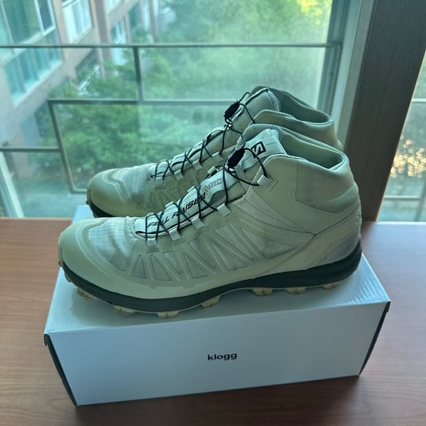 살로몬 x GR10K 펠 레이저 미드 블리치드 샌드