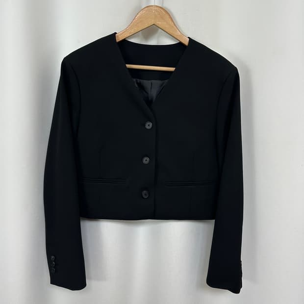   무신사스탠다드 여자 브이넥 크롭자켓 검정 M