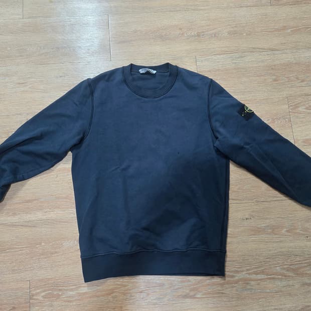 스톤아일랜드 맨투맨 L 판매합니다.