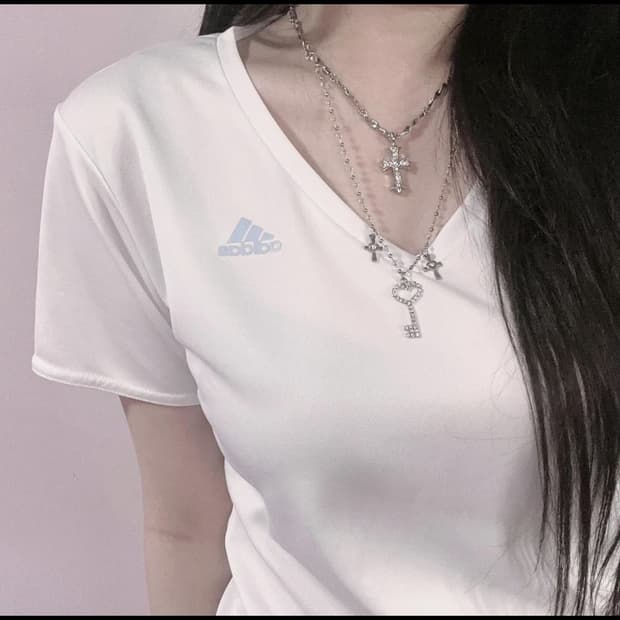 아디다스 흰하 브이넥 시나모롤깔