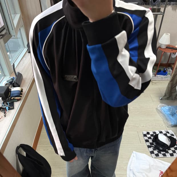 더뮤지엄비지터 트랙 자켓