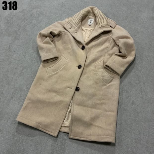 써스데이아일랜드 베이지 코트 