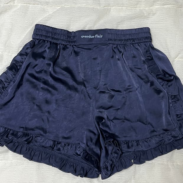 오버듀플레어 프릴 새틴 쇼츠_네이비