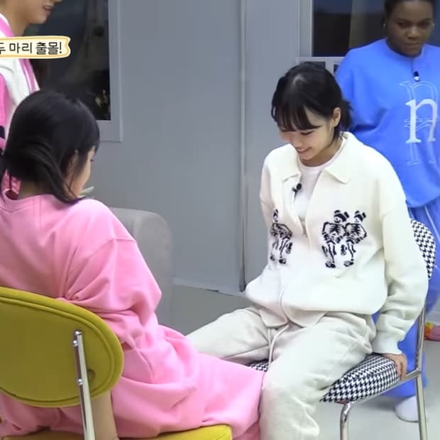 나이스고스트클럽 니트집업 (김채원 착용)