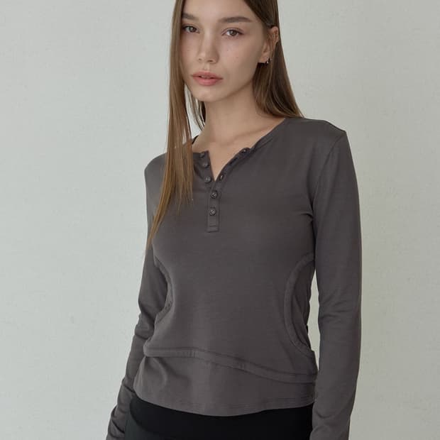 오데스 DOUBLE LAYER CUT_OUT TEE - CHARCOAL