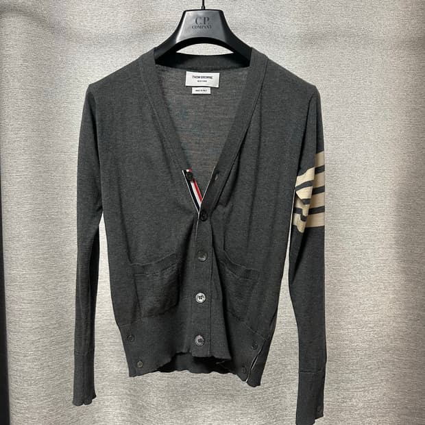 톰브라운 4선완장 울 가디건 그레이 (0)