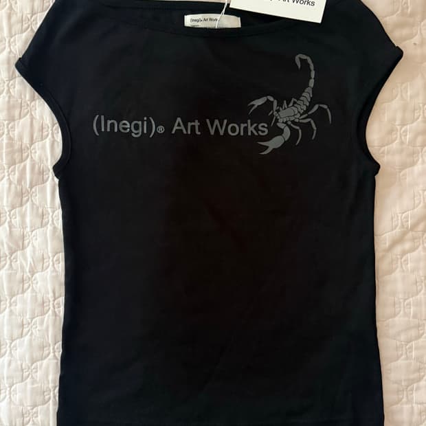 이네기 Scorpion Portrait Neck Top (black)