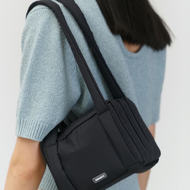 아모멘토 패디드 백