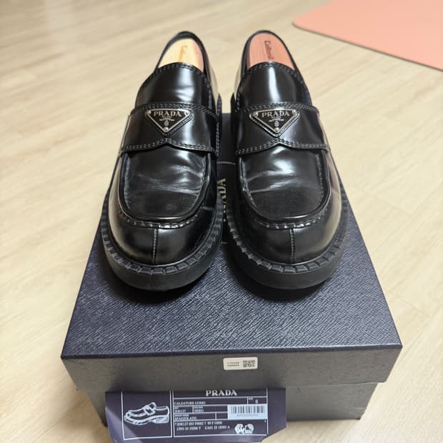 프라다 남성 브러시드 가죽 로퍼 블랙 8 (270)