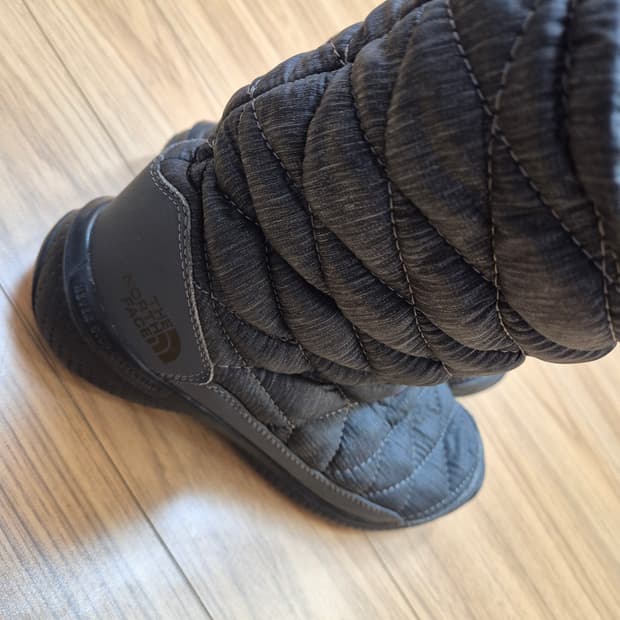 노스페이스 퀼팅 방한 부츠 230사이즈 팝니다. 색상은 무난한 회색이라 