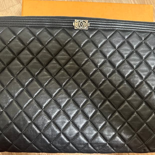 샤넬 보이 클러치 블랙 램스킨 은장 