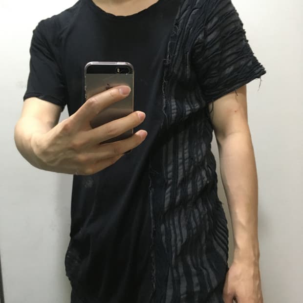 더 비리디안느 비대칭 입체 패널 디스트로이드 반팔 티셔츠