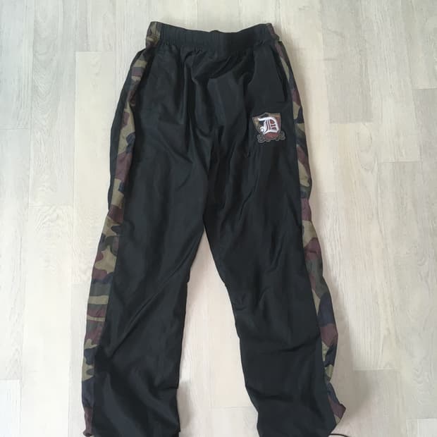 jpn vintage camo patch wide pants