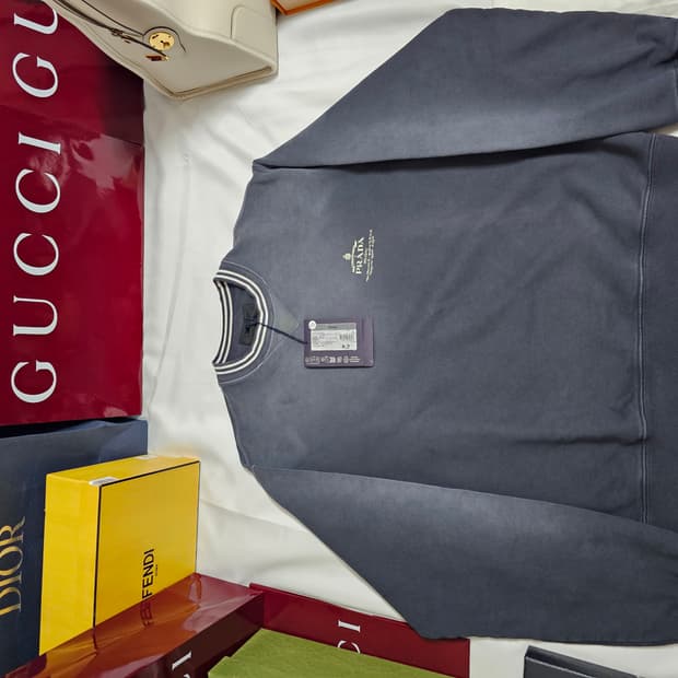 (새상품)24ss프라다 맨투맨 팝니다