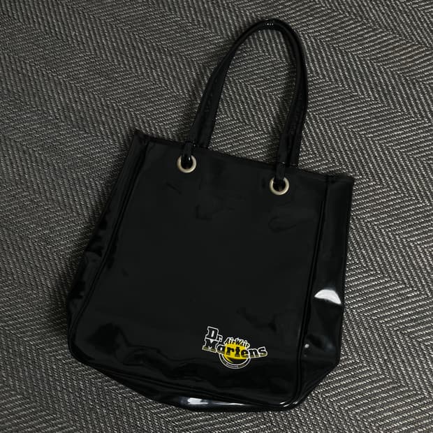 닥터마틴 글로시 코팅 토트백 블랙y 3154