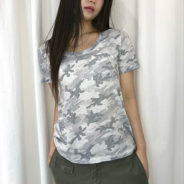 그레이 카모 티셔츠