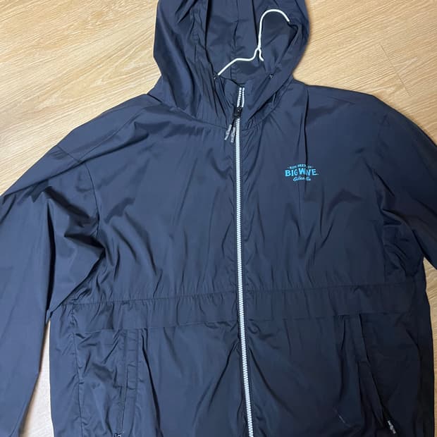 데상트 블랙 바람막이