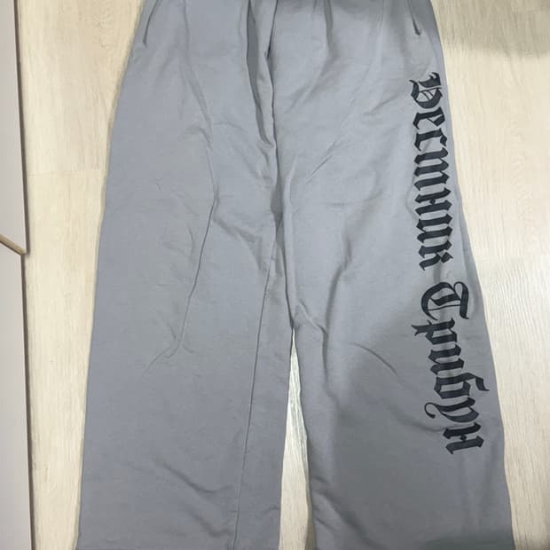 이지 x 고샤 루브친스키 트리뷴 헤럴드 SP-01 팬츠 모카