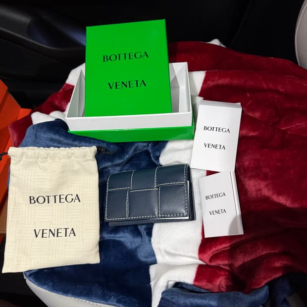 보테가베네타 카세트 스티치 카드지갑 한정판 딥블루 판매