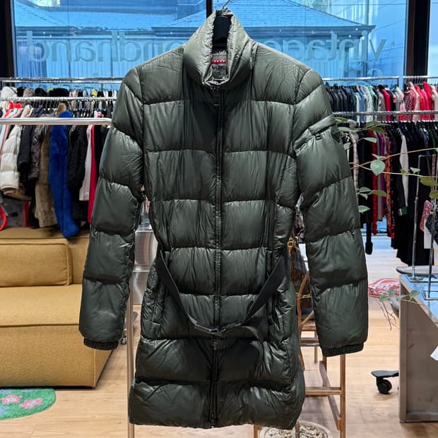 프라다 카키 덕다운 벨티드 패딩 점퍼 