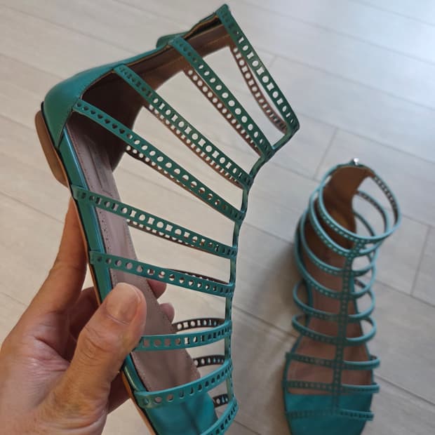 알라이아 글래디에이터 레이저컷 샌들 36