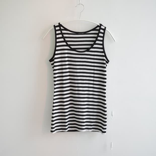 Monochrome fine-stripe sleebeless