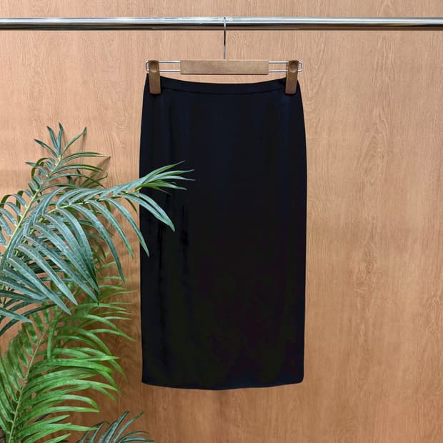 버버리 롱 스커트 심플 무지 투 턱 후면 밑단 절개 디테일 블랙