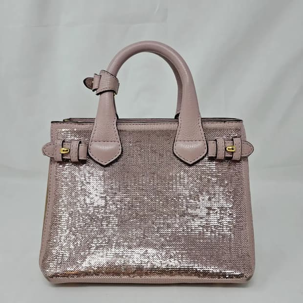 정품 버버리 하우스 체크 배너백 스몰 (스팽글 레더)