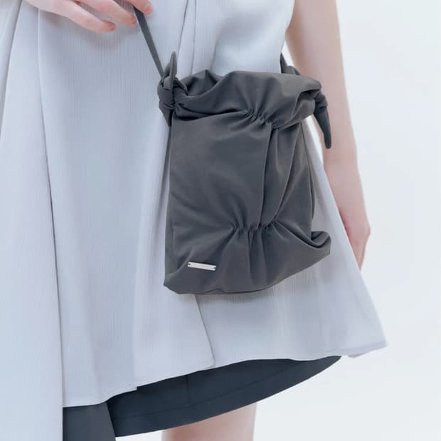 미세키서울 셔링 미니 크로스백 차콜