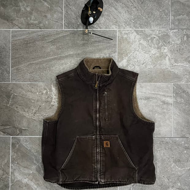 (XL)칼하트 셰르파 넥 조끼베스트 V33 DKB 다크브라운