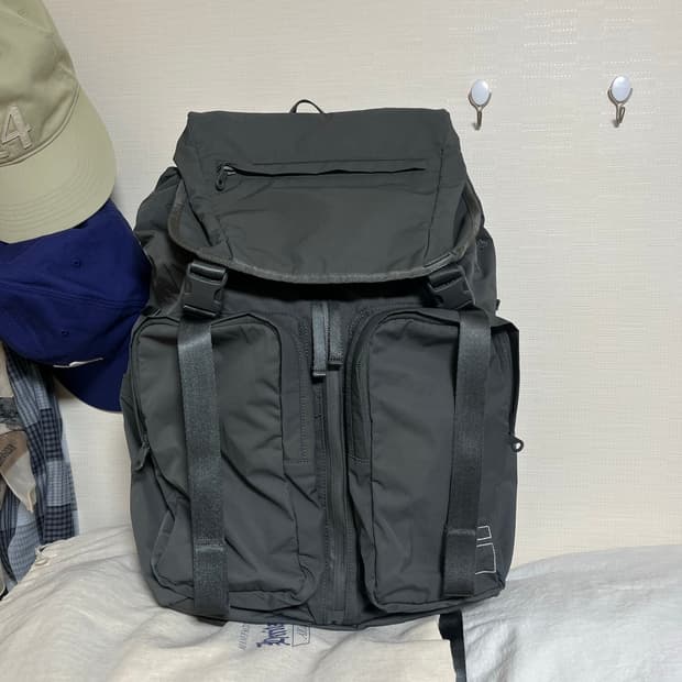 블랭코브 더블 클라스프 백팩 올리브그레이 (25L)