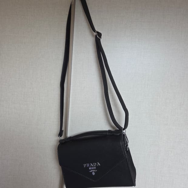 삼각 은장로고 사피아노 크로스백 블랙