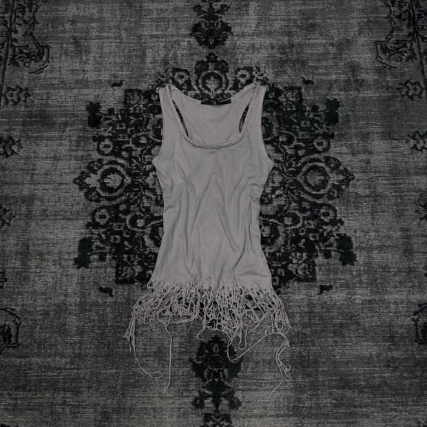 No id 00s distressed sleeveless