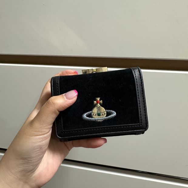 비비안 웨스트우드 오브 로고 벨벳 월렛 블랙