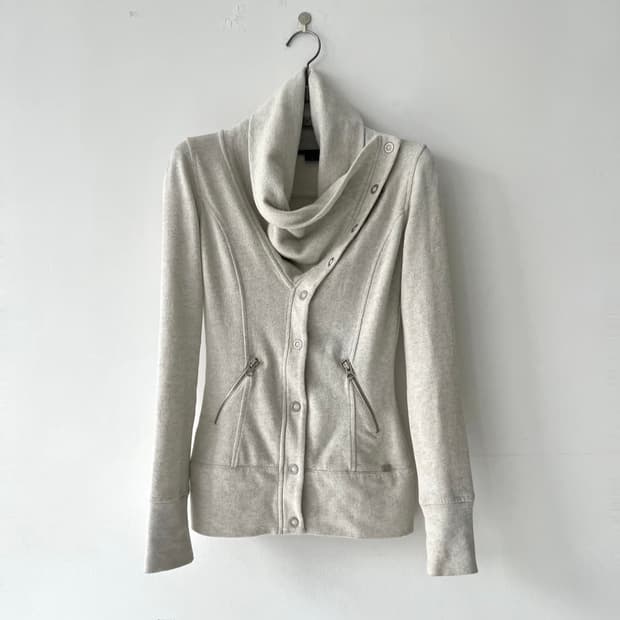 A/X 드레이프 하이넥 버튼 탑