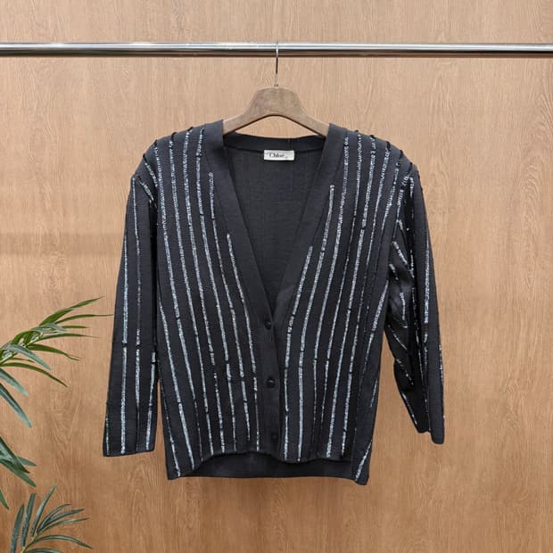 끌로에 울 니트 브이넥 가디건 스팽글 스트라이프 디테일 크롭핏 블랙