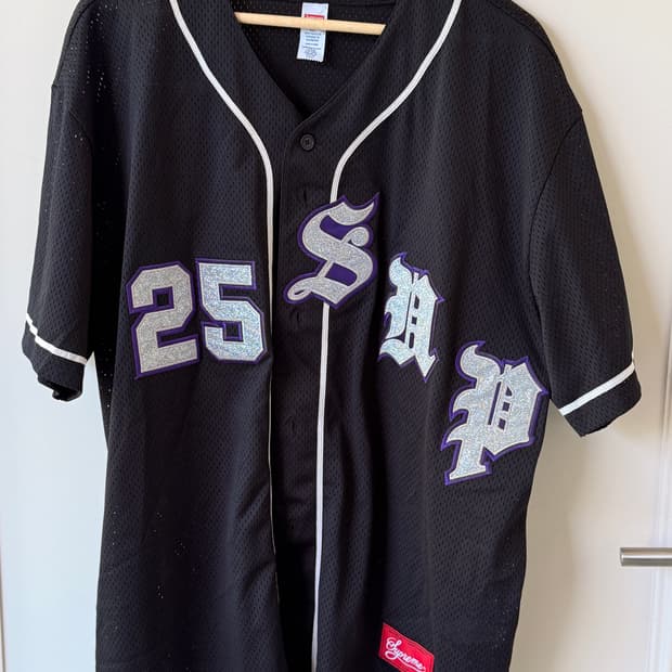  슈프림(SUPREME) 올드 잉글리쉬 베이스볼 저지 블랙 25SS