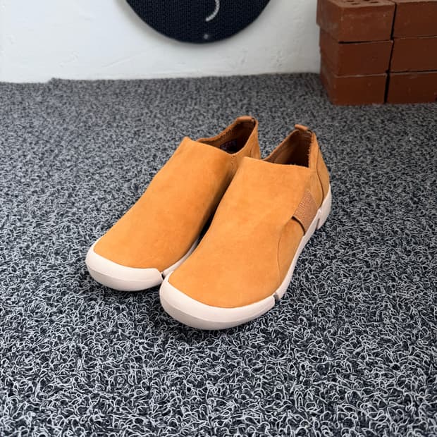 클락스(Clarks) 트리 릴리(Tri Lily) 탄 누벅 슬립온