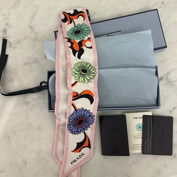 프라다 데이지 프린트 실크 트윌 스카프