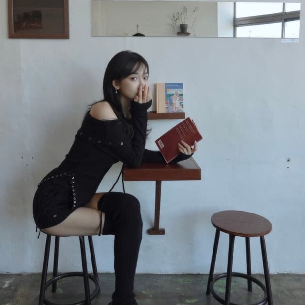 [새상품] 페일제이드 아일렛 스트링 오프숄더 니트 티 블랙